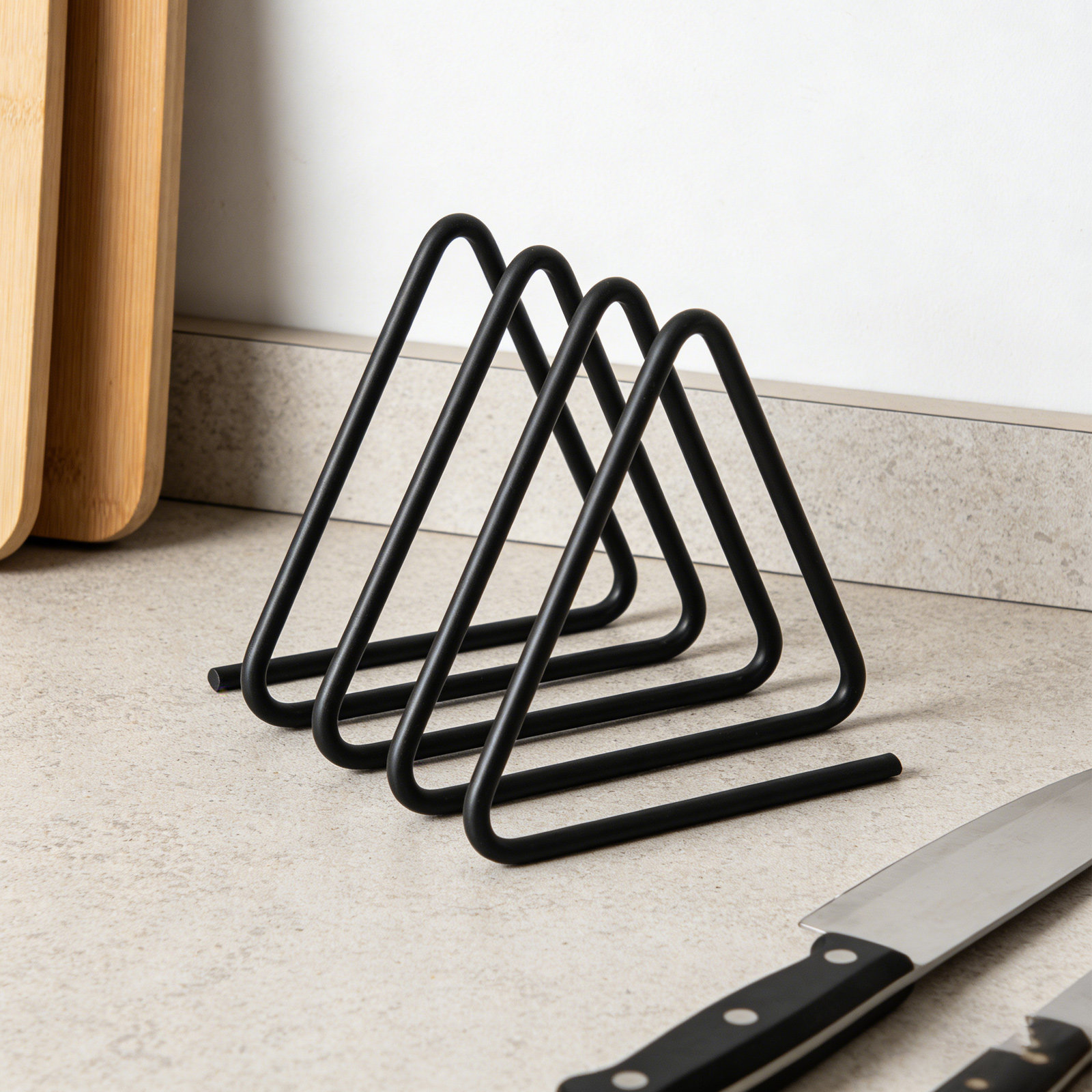 Kitchen Baking Rack - ที่วางเขียงทรงสามเหลี่ยม โลหะสีดำ กันลื่น ชั้นวางจัดระเบียบในครัวแนวตั้ง ประหยัดพื้นที่ สำหรับเขียงและถาดอบ
